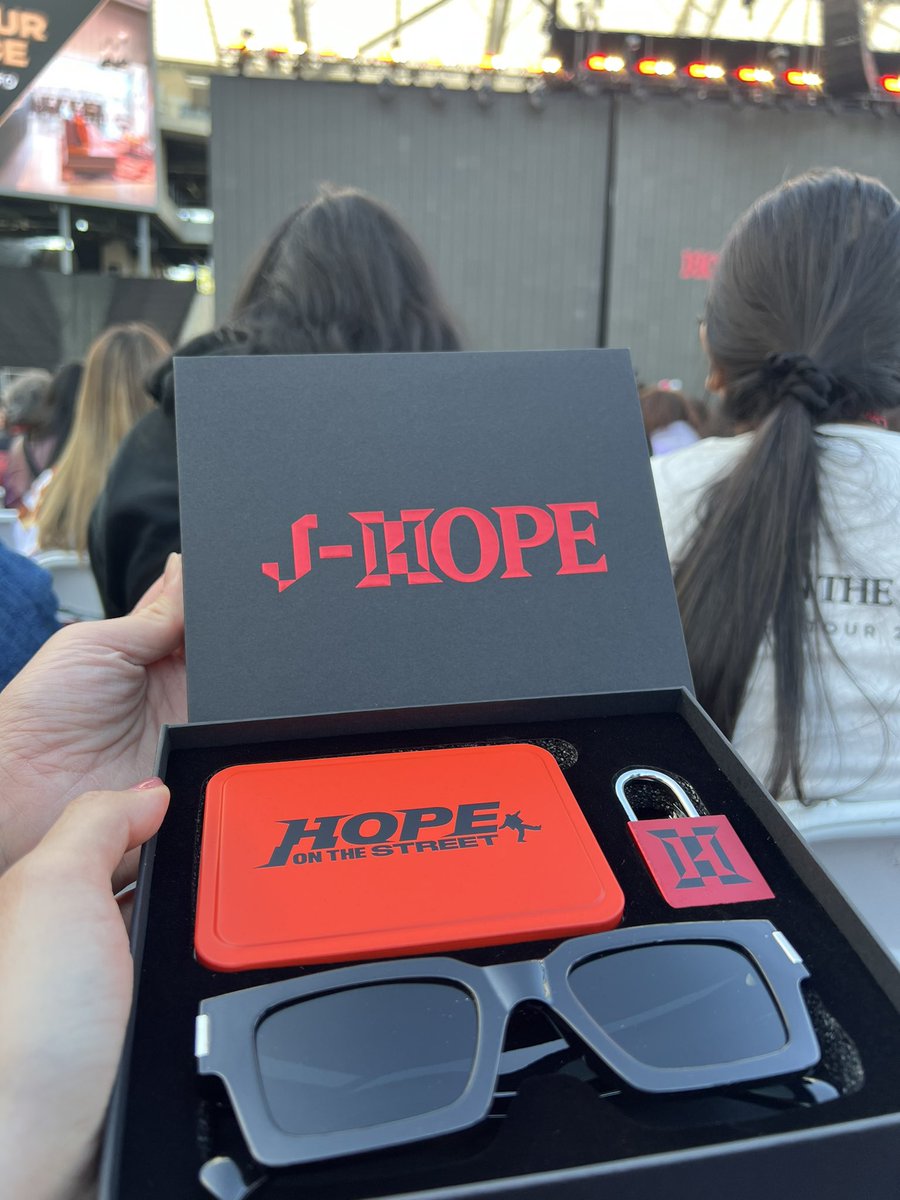 kookshikoo's tweet photo. #jhope_tour_la #HOPE_ON_THE_STAGE_TOUR_LA
#HOTS_tour_LA
#jhope
This was a dream 🥹 https://t.co/7rTrORWptP