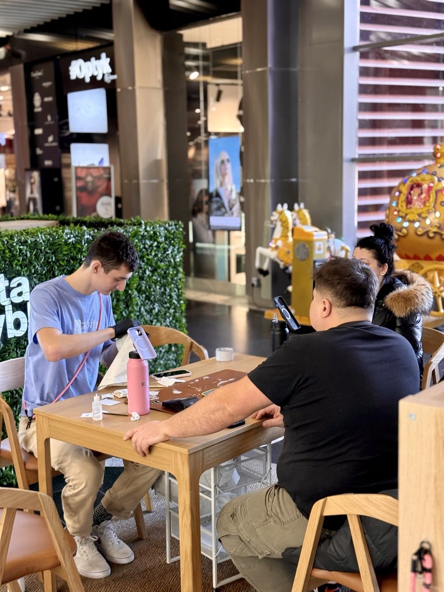 Strefa Troski Rzeszów Galeria Millenium Hall, nie ma minuty przerwy 😍🫶🏻 Zapraszamy na zabezpieczenie wszystkich sprzętów Apple! Mamy tu niezbędne akcesorium ❤️⬇️