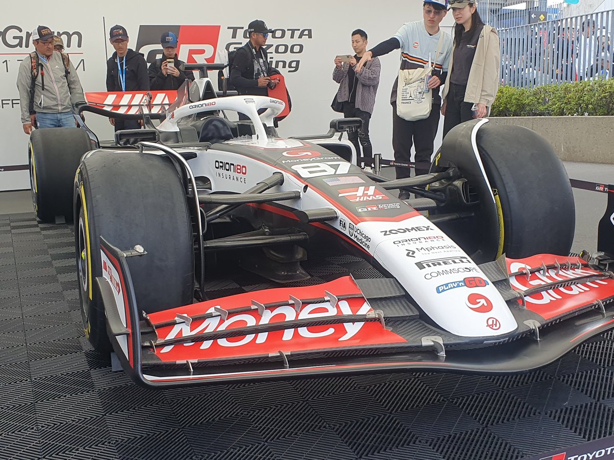 DAN5KIMURA's tweet photo. 着いたらハースの旗とステッカーもらえた🎉
#f1jp https://t.co/FtTMkKytv9