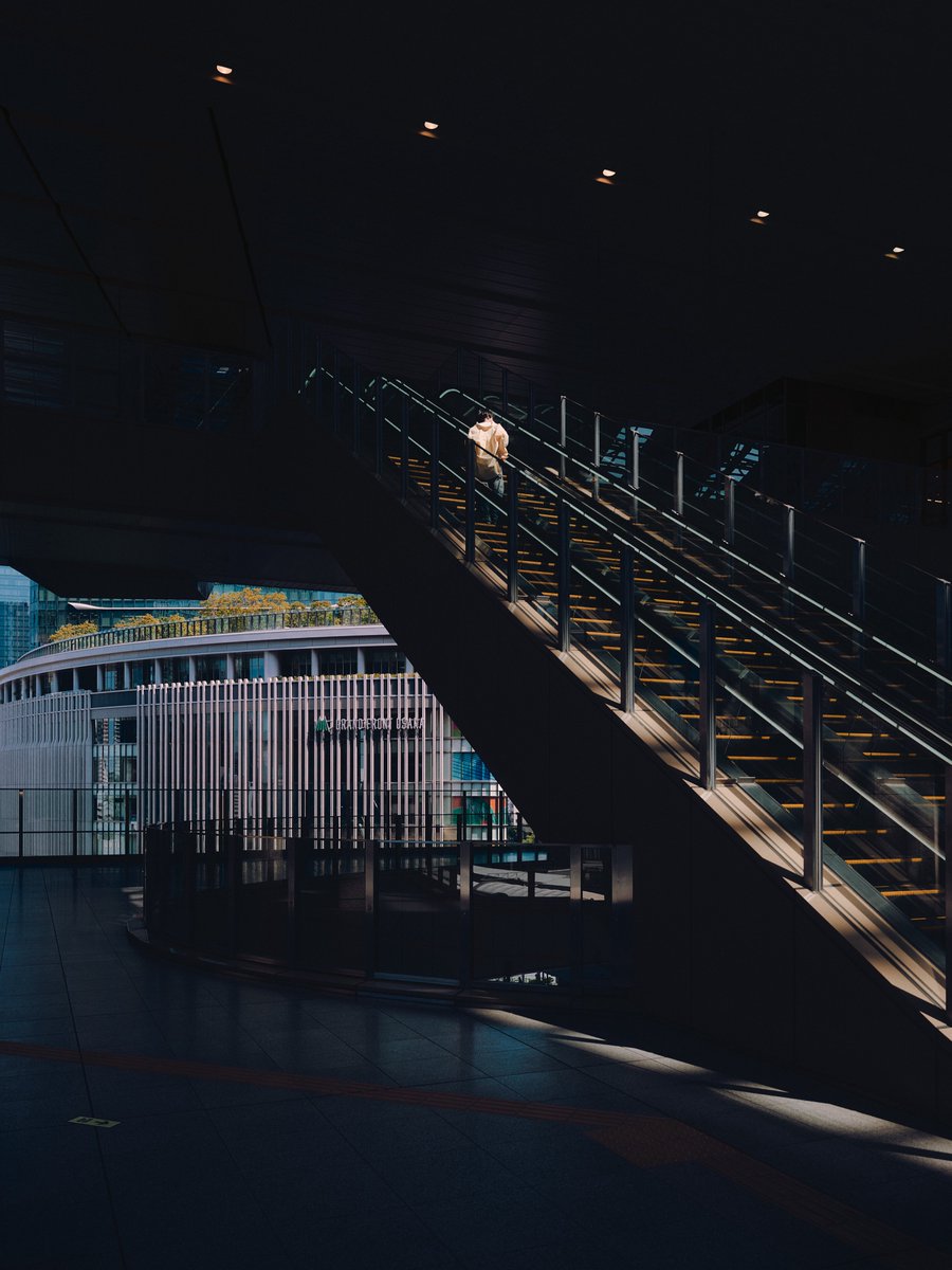 大阪駅の影と光