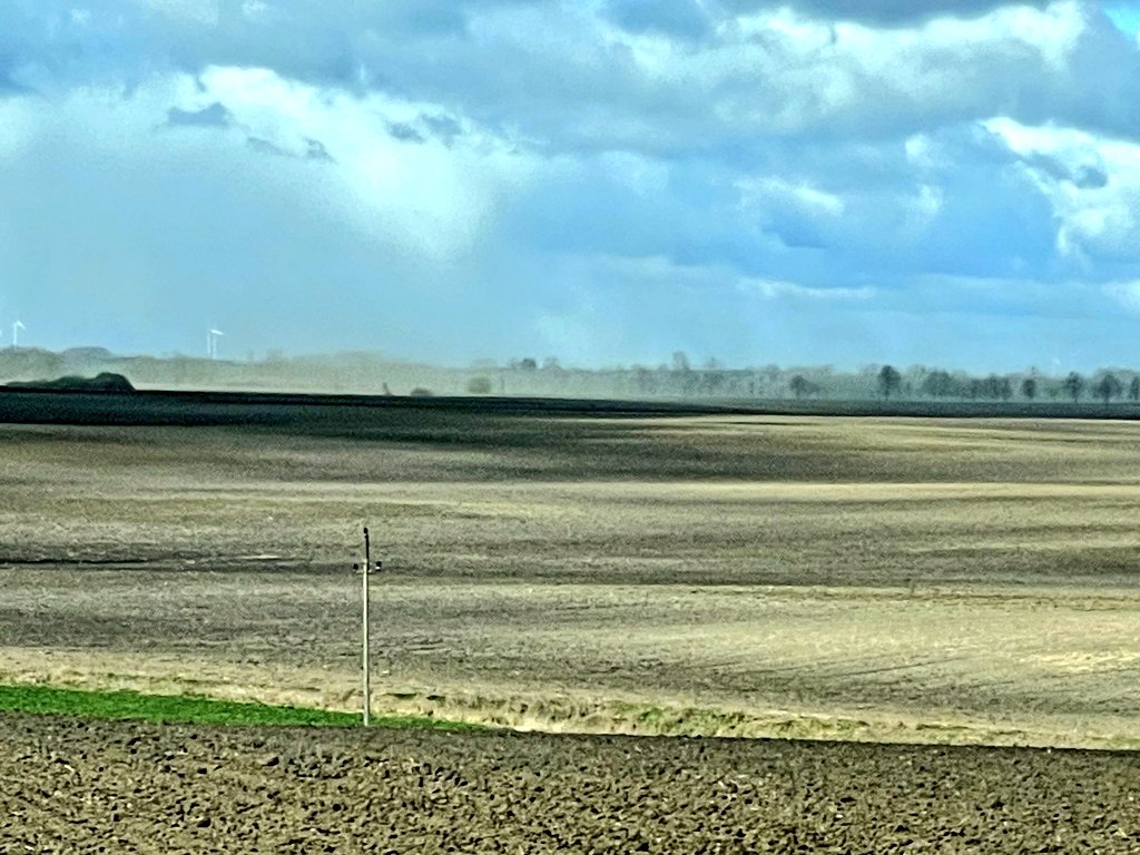 Partia Twiterowych Rolników (@prolnikow) on Twitter photo Burza piaskowa 5 kwietnia to znak: susza i zmiany klimatu dewastują nasze pola. Stoimy przed dużym wyzwaniem, które zagraża plonom i przyszłości rolnictwa. Podnieśmy głos, żądajmy działań! #Środowisko #Aktywizm #Susza <a href="/iung_pib/">Instytut Uprawy Nawożenia i Gleboznawstwa - PIB</a> <a href="/MRiRW_GOV_PL/">Ministerstwo Rolnictwa i Rozwoju Wsi</a>
<a href="/MKiS_GOV_PL/">Ministerstwo Klimatu i Środowiska</a> Burza piaskowa 5 kwietnia to znak: susza i zmiany klimatu dewastują nasze pola. Stoimy przed dużym wyzwaniem, które zagraża plonom i przyszłości rolnictwa. Podnieśmy głos, żądajmy działań! #Środowisko #Aktywizm #Susza <a href="/iung_pib/">Instytut Uprawy Nawożenia i Gleboznawstwa - PIB</a> <a href="/MRiRW_GOV_PL/">Ministerstwo Rolnictwa i Rozwoju Wsi</a>
<a href="/MKiS_GOV_PL/">Ministerstwo Klimatu i Środowiska</a>