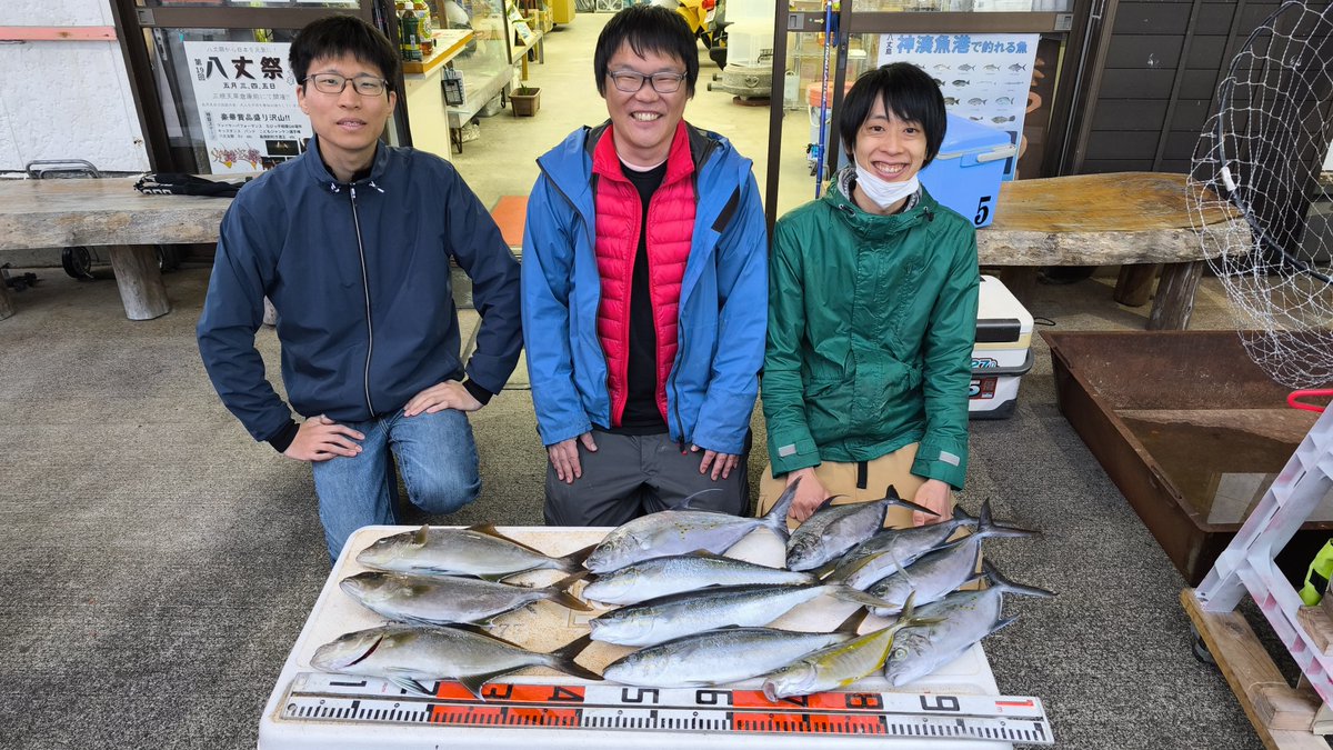 kaminato_'s tweet image. 堤防カゴ釣りが良かった模様。
地元ストレチア薬局の3人衆👬👬
カンパチ・ツムブリ・南洋カイワリ・シマアジに楽しかった模様🎣
天候も最高の一日でした。
夕飯にこんだけあればどれ食べるか迷うね〜🍽️
＃八丈島　＃堤防カゴ釣り
kaminato.wixsite.com/hachijo