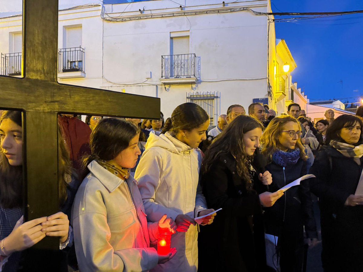 La juventud cofrade de Nuestra Hermandad ha participado en el Viacrucis Joven que, presidido por la imagen del Cristo de la Salud, ha organizado este viernes la Parroquia de Santa María en la iglesia de San Pedro.
