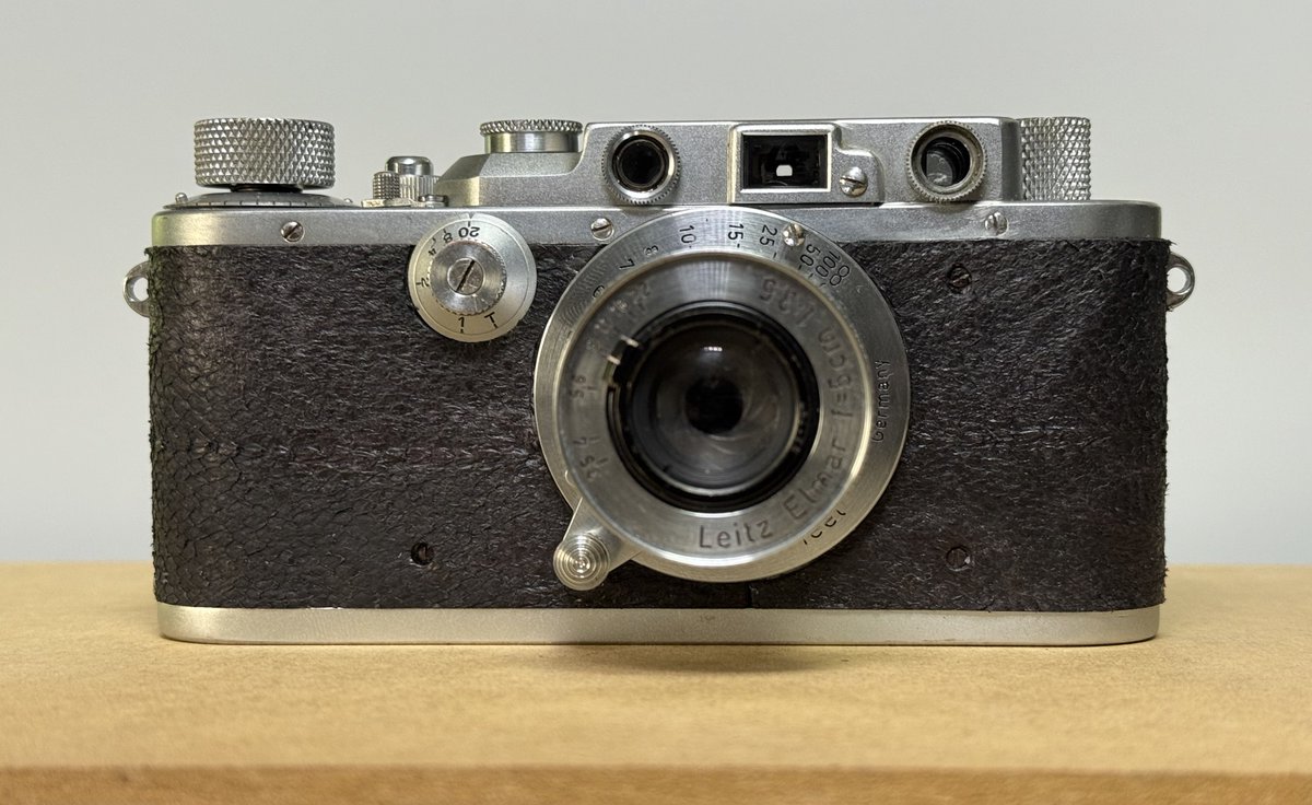 Hero2f10's tweet photo. 先日購入したバルナックライカDⅢをカメラ工房まつしたさんにオーバーホールに出して、自分でフィッシュレザーの貼り替えました。
次はストラップだ!
革はtototo(@tototo_official)さんで購入させていただきました。
#fishleather
#leica
#film
#フィルムカメラ
#フィッシュレザー https://t.co/oabnAEqdVe