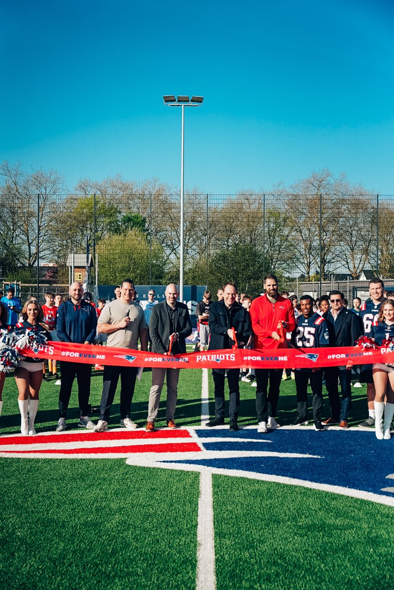 patsdeutsch's tweet photo. Eine neue Football-Hochburg. 🇩🇪

Heute haben die @patriotsdeutsch und die Landeshauptstadt @Duesseldorf das erste Flag Football-Feld mit Branding eines NFL-Teams eröffnet. Mit diesem und dem zweiten Feld, benannt nach dem Düsseldorfer Sebastian Vollmer, entwickelt sich die Stadt immer mehr zum Flag Football Hotspot Deutschlands.