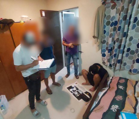 ABSCBNNews's tweet photo. TINGNAN: Arestado ang dalawang magkaibigang construction worker sa magkahiwalay na buy-bust operation sa Dasmariñas, Cavite.

Nakumpiska ng mga operatiba ang nasa P1.6 milyong halaga ng hinihinalang shabu. (📸: Dasmariñas PNP) | via @LyzaAquinoABS https://t.co/pVNpKP85lt