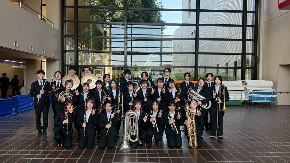 本日入学式で応援三者トレフレッチェによる新入生歓迎パフォーマンスを行いました🌸✨
新入生の皆さま、ご入学おめでとうございます🎊
パフォーマンスで興味を持った方や、大学で吹奏楽をしたい方、当サークルでお待ちしております🎶