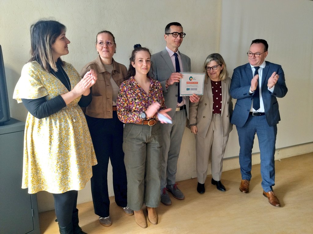 alinevoquang1's tweet photo. Quelle fierté de remettre au collège Pierre Labonde le diplôme "labellisation égalité filles garçons" aux côtés de Jérôme Bonnefoi (@AubeDepartement). Dans l'Aube, 7 établissements ont décroché cette labellisation depuis 2022. Bravo aux enseignants et aux élèves pour leur travail https://t.co/zncBv3gxBe