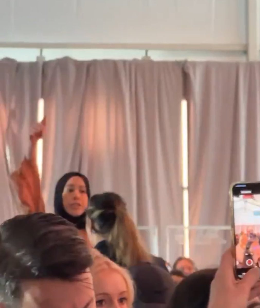 هذه هي الحياة باختصار، إما أن تعيشها ابتهال أبو السعد، أو مصطفى سليمان؛ ابتهال الفتاة المغربية التي لا تملك حظا أفضل من عملها مبرمجة في ميكروسوفت، ولا يمكنها ارتكاب جريمة بحق نفسها أكبر من ترك وظيفتها التي يحلم بها الملايين ويقطعون لأجلها الفيافي والبحار وسنوات العمر الطويل