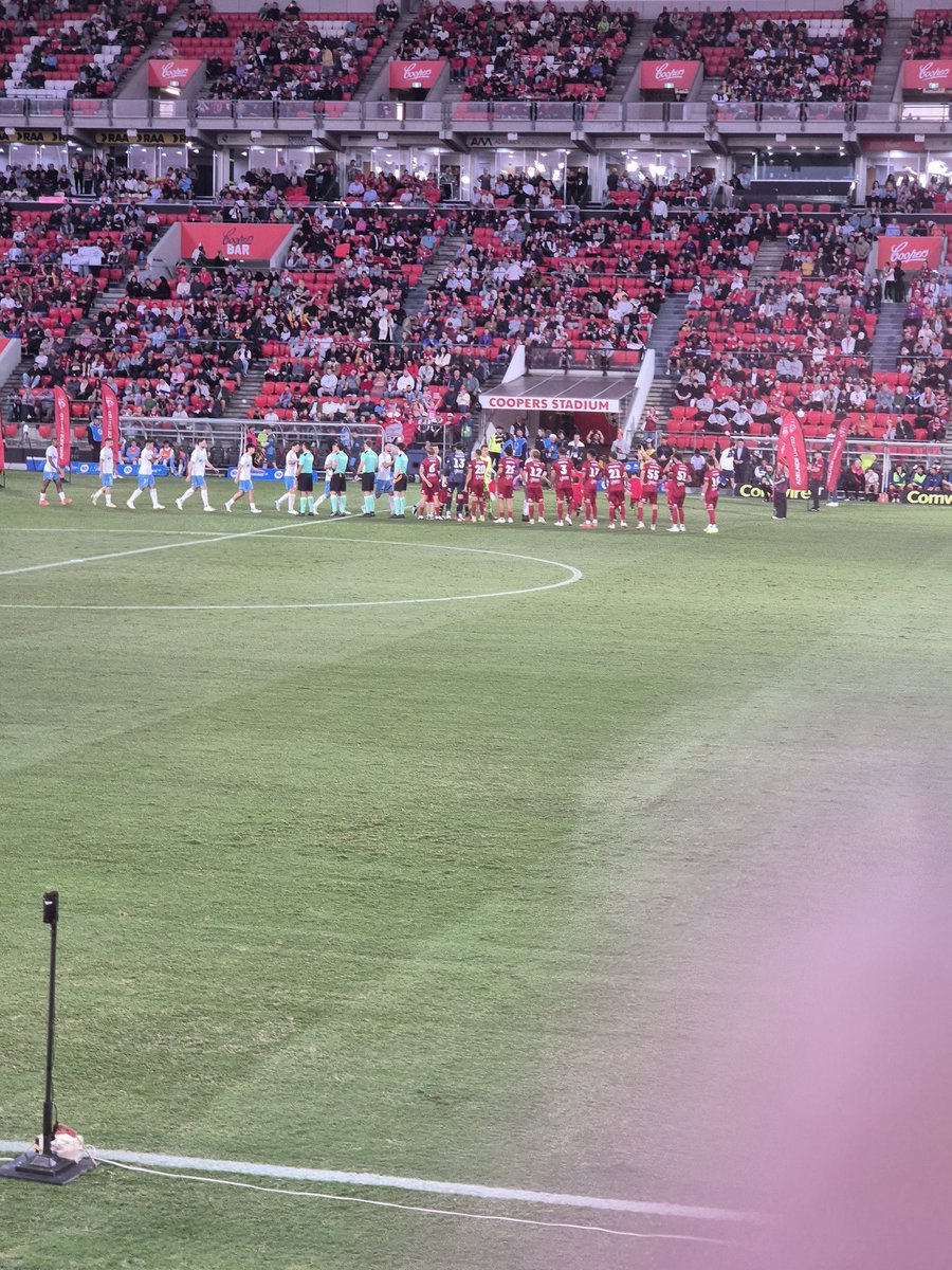 Sorry #almerecity vandaag ga ik eenmalig vreemd bij een ander red army😉 #adelaideuntited