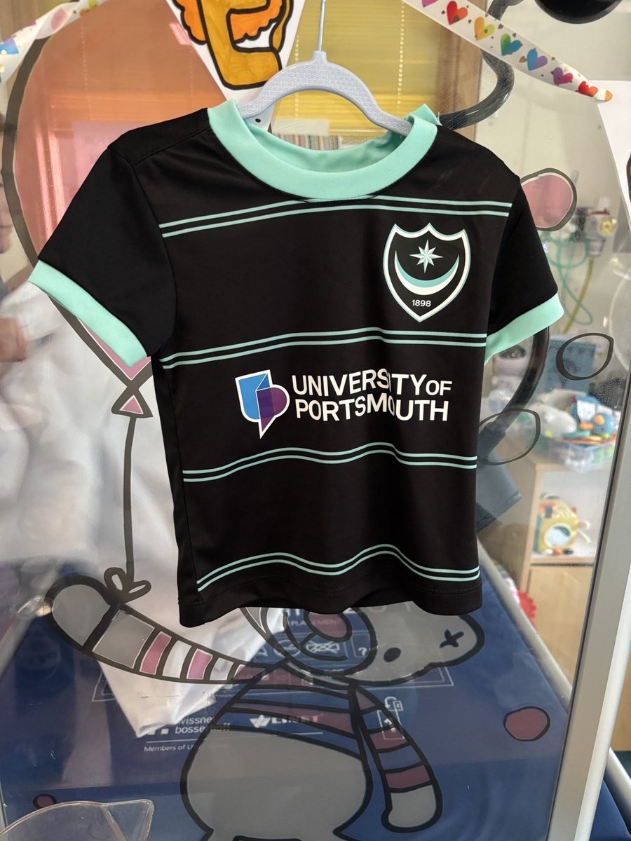 djliamh's tweet image. I had to pop back on to share this

When two families side by side are going through the worst experience of their lives with poorly children, there’s nothing better than a bit of normality 🤣

Their kids #saintsfc shirt appeared so I had to dig out little mans #pompey one 😀