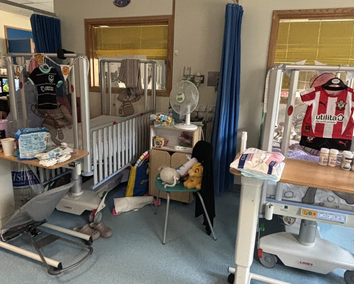 djliamh's tweet image. I had to pop back on to share this

When two families side by side are going through the worst experience of their lives with poorly children, there’s nothing better than a bit of normality 🤣

Their kids #saintsfc shirt appeared so I had to dig out little mans #pompey one 😀
