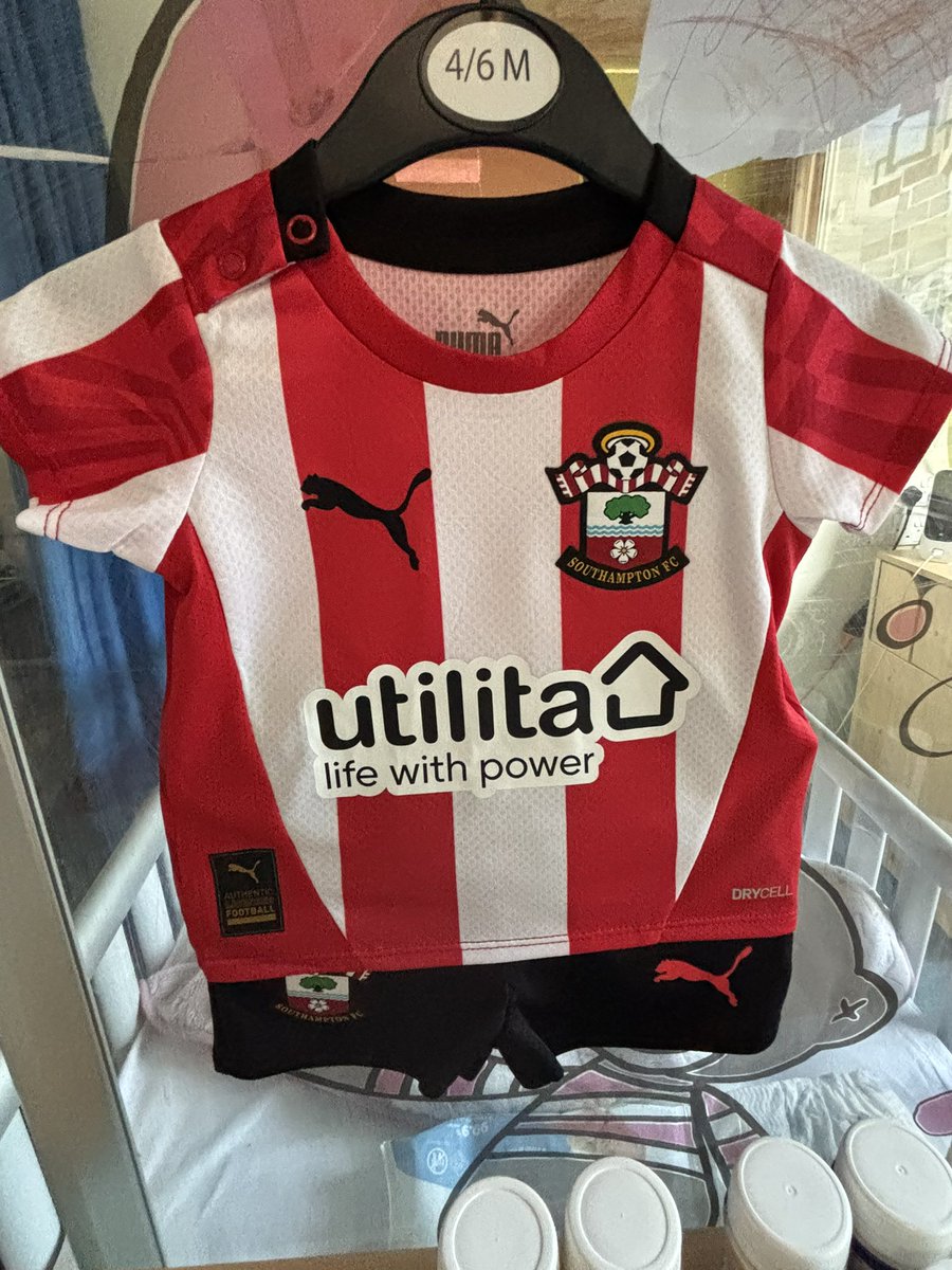 djliamh's tweet image. I had to pop back on to share this

When two families side by side are going through the worst experience of their lives with poorly children, there’s nothing better than a bit of normality 🤣

Their kids #saintsfc shirt appeared so I had to dig out little mans #pompey one 😀
