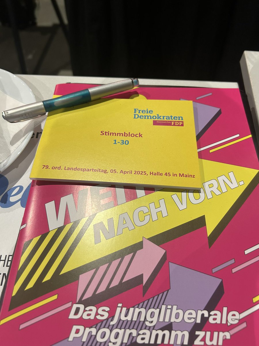 Der 79. Landesparteitag der FDP Rheinland-Pfalz hat begonnen. Wichtige Personal- und Sachentscheidungen stehen an. Der KV Ludwigshafen ist mit Hans-Peter Eibes, Thomss Schell und Norbert Grimmer vertreten. 

#FDP2025 #FDPLudwigshafen #ludwigshafen #ludwigshafenamrhein