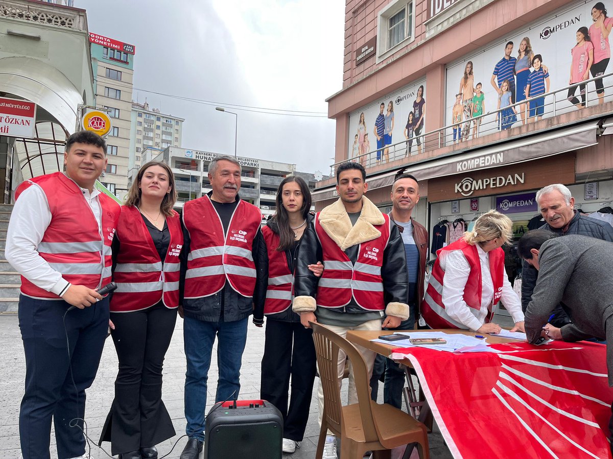 yenipartimlkgzi's tweet photo. İmza Kampanyamız Devam Ediyor!

Cumhurbaşkanı adayımız Sayın Ekrem İmamoğlu’na destek olmak amacıyla CHP Melikgazi İlçe Başkanlığı olarak imza kampanyamıza devam ediyoruz.

İlçe binamızın bulunduğu Hunat Mahallesi’nde kurduğumuz stantta halkımızı imzaya davet ediyoruz.

Demokrasiye sahip çıkmak, değişimi birlikte başlatmak için siz de gelin, imzanızı atın!

#İmzamEkremİçin
#Melikgaziİmzalıyor
#Demokrasiİçinİmza
#Ekremİmamoğlu
#CHPMelikgazi
#BirlikteBaşaracağız