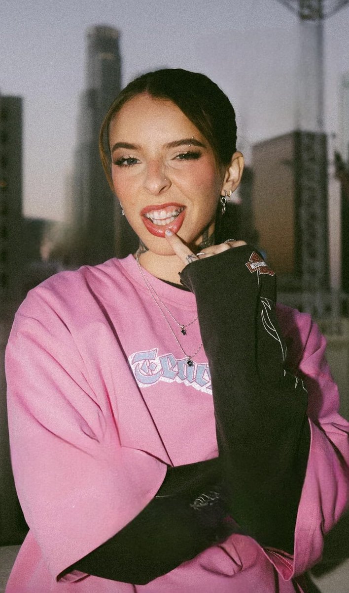 planetamiko's tweet photo. definitivamente el rosa es su color 🥹💗 https://t.co/UNS70fLmff