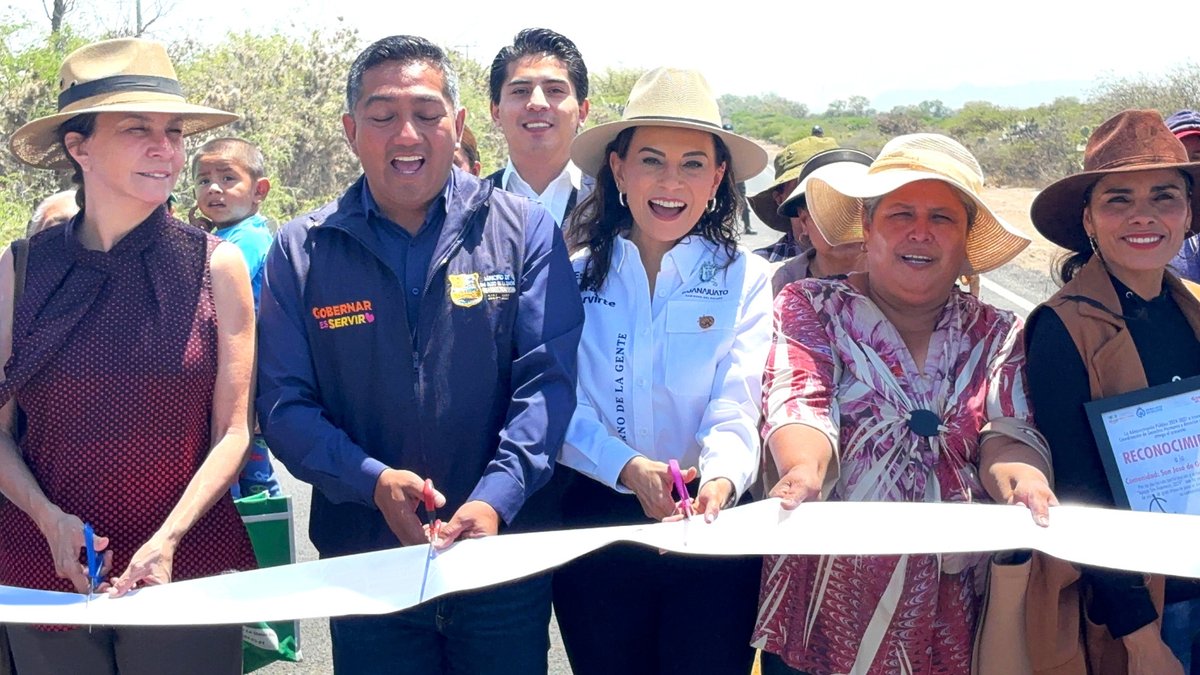 lizesparzaf's tweet photo. ¡#FelizSábado en familia! Consolidar los #DerechosHumanos requiere, como dice la gobernadora @LibiaDennise, ¡menos escritorio y más territorio! Aquí las acciones de la semana:

✅ Entregamos 5 obras en San Diego de la Unión con la suma de recursos con migrantes y municipio. https://t.co/I7JL7OFKAo