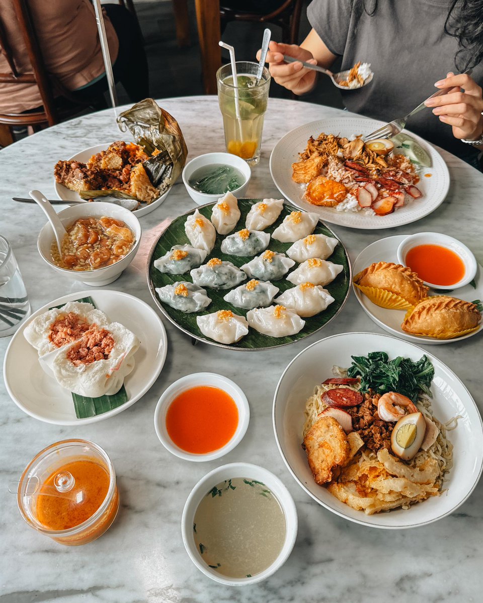 tumbarmericaa's tweet photo. Haram? Halal!

Iya, kalo dr foto doang keliatannya kayak non halal… padahal ini cece yg punya sengaja susah payah bikin resep versi halal biar pada bisa makan masakan rumahan Singkawang tanpa worry 🥹

Dulu jualannya dr iseng2 di gudang besi punya suaminya, eeehh sekarang jd bagus dan ruame pol tiap hari 👏🏻👏🏻👏🏻 📍 Yamie Singkawang, Jl. Brigjen Katamso, Yk