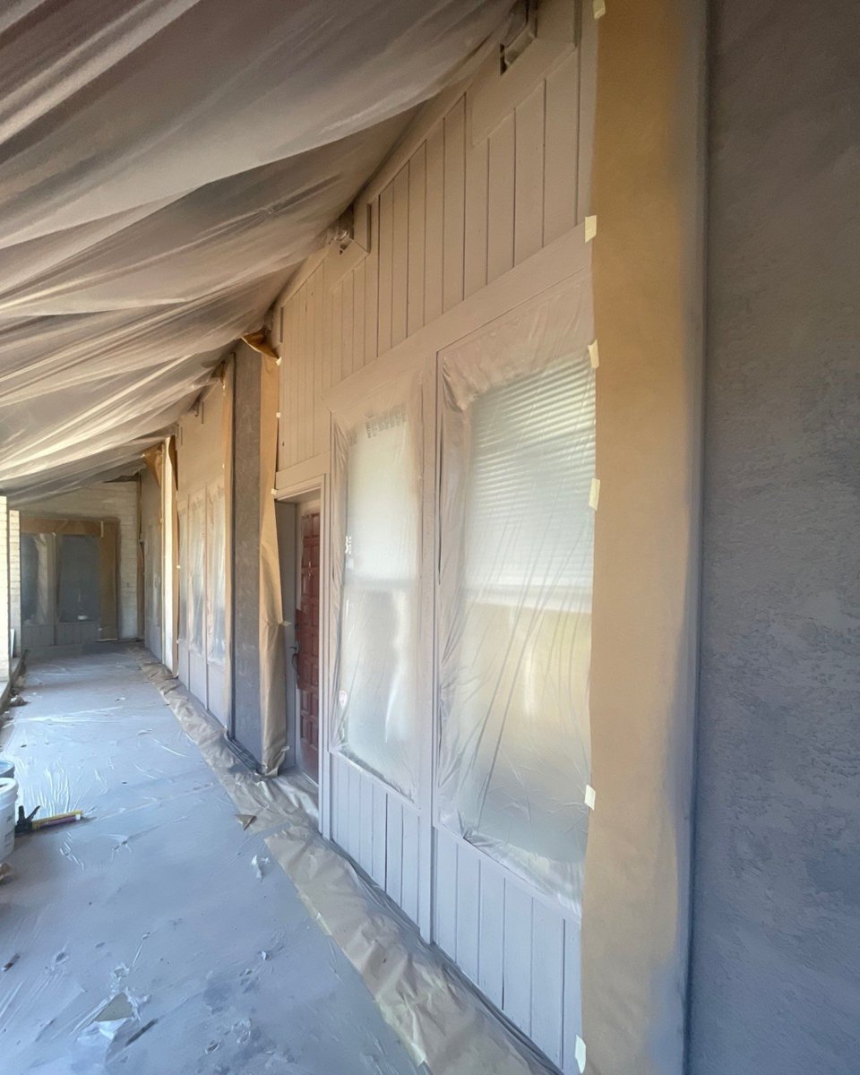 SwiftHandPaint's tweet image. Is your home&apos;s exterior showing signs of wear? A fresh paint job not only boosts curb appeal but also protects your investment. Let&apos;s bring your vision to life!