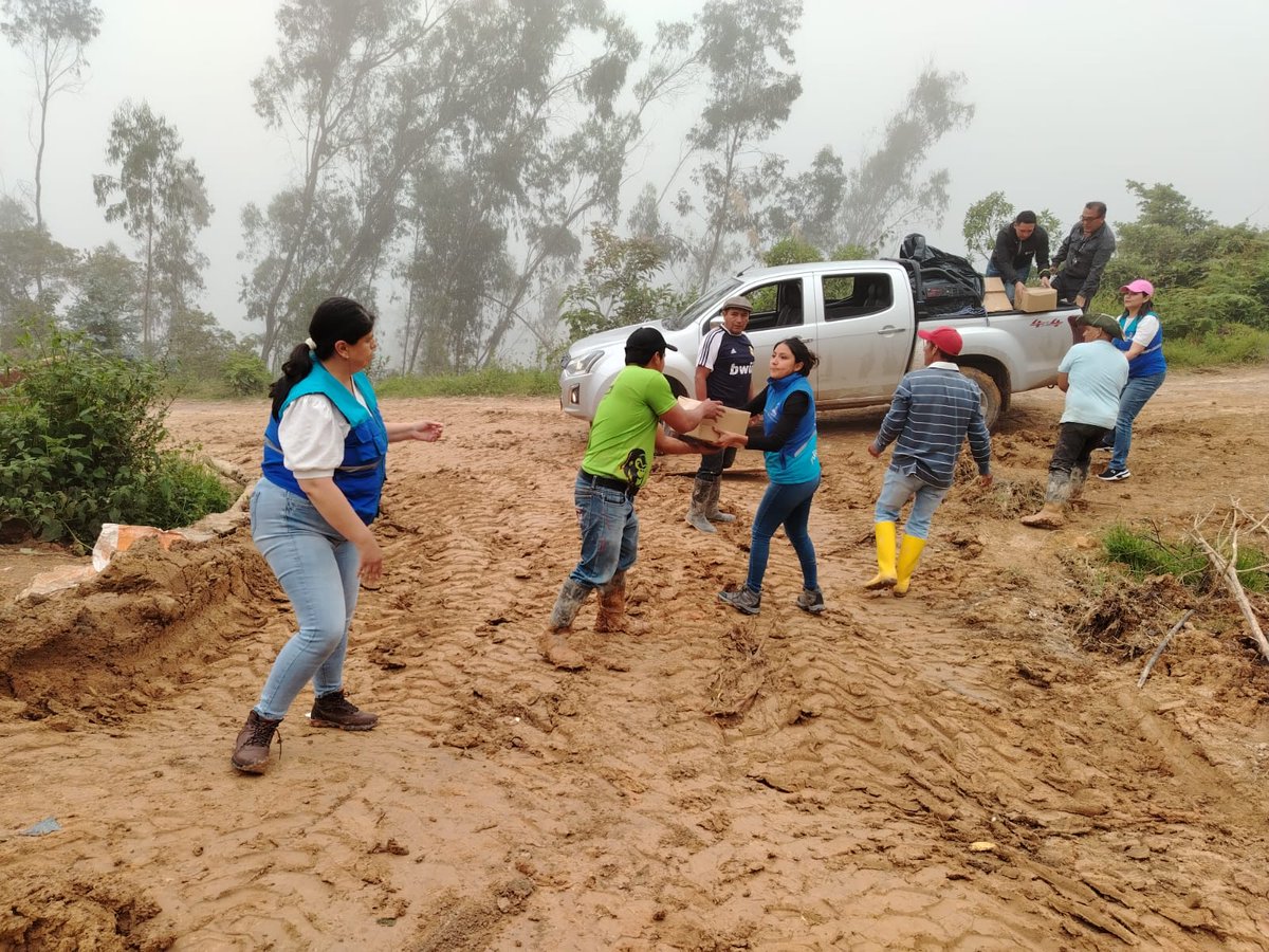 AzuayPrefectura's tweet image. #AzuaySolidario 🫶 

Entregamos kits alimenticios a las familias afectadas de San Alfonso de Cañaribamba del cantón #SantaIsabel. 👐

Gracias al aporte de la empresa privada. 🤲

Estamos activos 24/7. 👷‍♂️

#TransformamosVidas
#JotaLloretPrefecto
#AzuayPrefectura
#EmergenciasViales