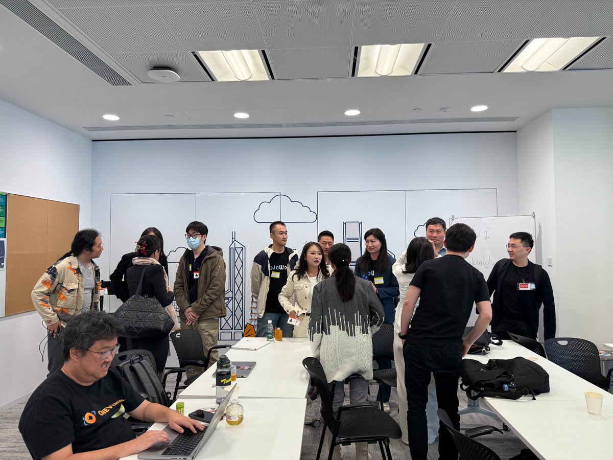 BNBCHAIN's tweet image. A glimpse #InsideMVB of the first day of our offline event in Hong Kong! 

Today we had intros into BNB Chain, @yzilabs, @awscloud and learned about product market fit, funding strategies and Web3 GTM &amp;amp; use growth flywheels.

Excited for day 2!