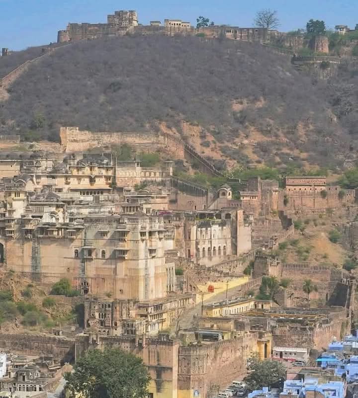 तारागढ़ दुर्ग, बूंदी 

राजस्थान की पहाड़ियों पर बसा यह किला सिर्फ़ पत्थरों का ढेर नहीं, बल्कि इतिहास की गूंज है।
हर दीवार एक कहानी कहती है, हर मोड़ पर
शौर्य की छाया मिलती है।

कुछ खास बातें तारागढ़ दुर्ग के बारे में:

• तारागढ़ दुर्ग को 1354 ई. में राजा बार सिंह जी ने बनवाया था।