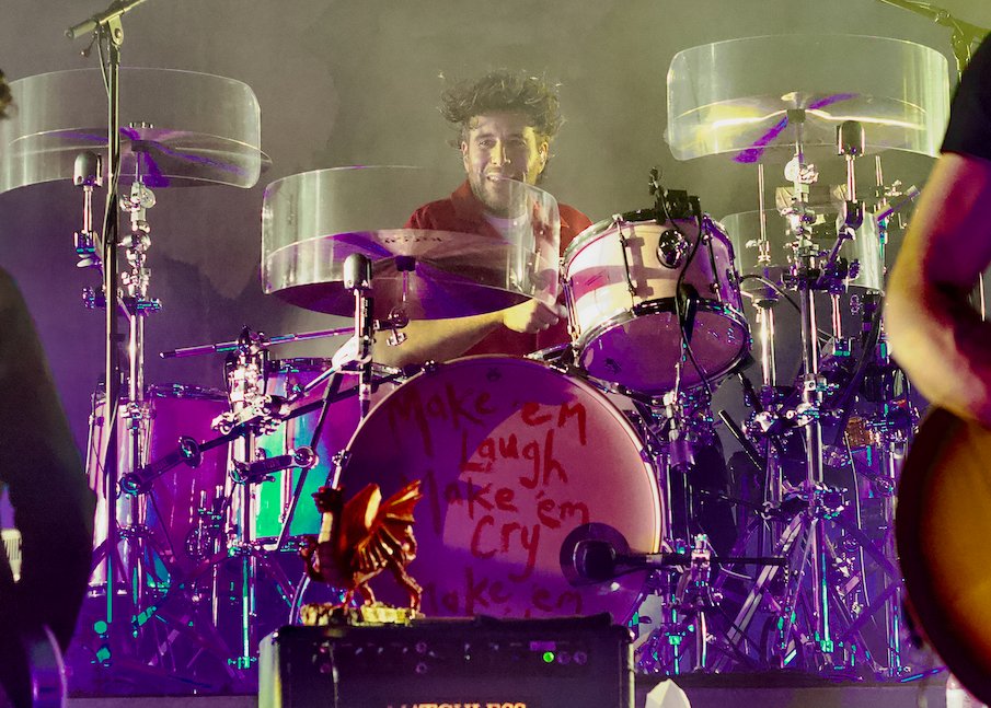 TheVicChicago's tweet photo. .@stereophonics brought a ton of energy to the Vic Theatre last Sunday night, with a set that blended old favorites and new songs. It was a memorable night and a rare chance to catch a longtime favorite in a smaller venue.

Photos by Jeff Elbel for Illinois Entertainer https://t.co/IYxcqwiPkt