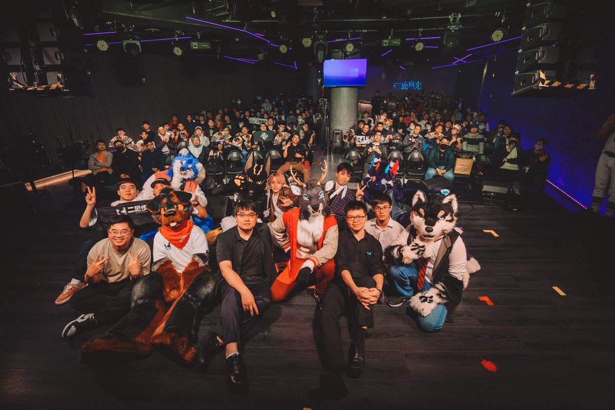 今天的「一鹿向光」黑鹿季雪2025Live專場順利結束了！

謝謝所有前來參加的觀眾，希望今晚的演出能夠成為照耀你生活前路的光，也謝謝你們的掌聲以及擁抱，也謝謝舞台將我們聯繫在一起。

未來，讓我們繼續成為彼此的光芒！

最後，感謝這一次所有的夥伴們：
舞台監督 - 帕洛特
主持人 - 小黑
舞台助手