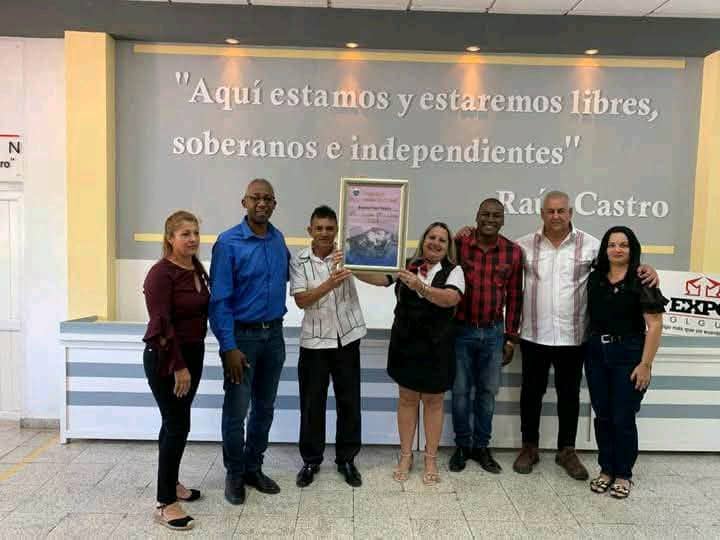 Con #HonorHolguinero recibe Expoholguin la condición de Vanguardia Nacional #PorCubaJuntosCreamos 
<a href="/SerranoIdalmis/">Idalmis Serrano Gómez</a> 
<a href="/PieterTerry/">Yaisel Osvaldo Pieter Terry</a> 
<a href="/ManolihaHolguin/">Manuel F Hernández Aguilera</a> 
<a href="/QueipoRuiz/">Joel Queipo Ruíz</a> 
<a href="/eli/">Eli</a>