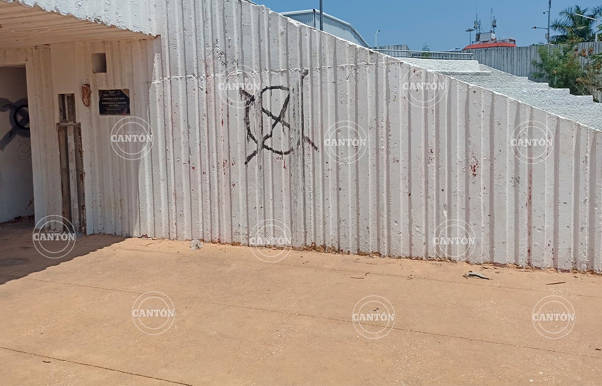 TabascoHOY's tweet photo. #ReporteTH🔴| La antigua Plaza de la Alfabetización localizada en la Zona CICOM a un costado del malecón Carlos A. Madrazo, luce vandalizada por personas en condición de calle.
https://t.co/AMFwXSeC18 https://t.co/uEG4xZRUIg