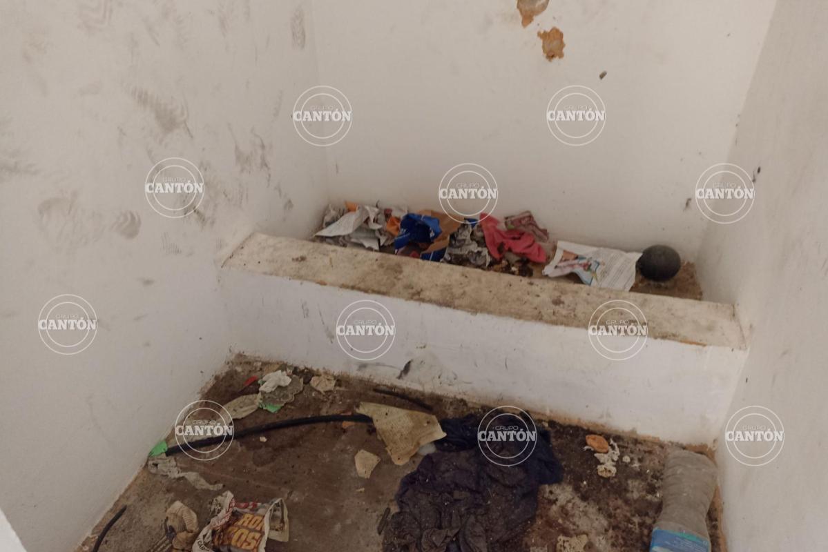 TabascoHOY's tweet photo. #ReporteTH🔴| La antigua Plaza de la Alfabetización localizada en la Zona CICOM a un costado del malecón Carlos A. Madrazo, luce vandalizada por personas en condición de calle.
https://t.co/AMFwXSeC18 https://t.co/uEG4xZRUIg