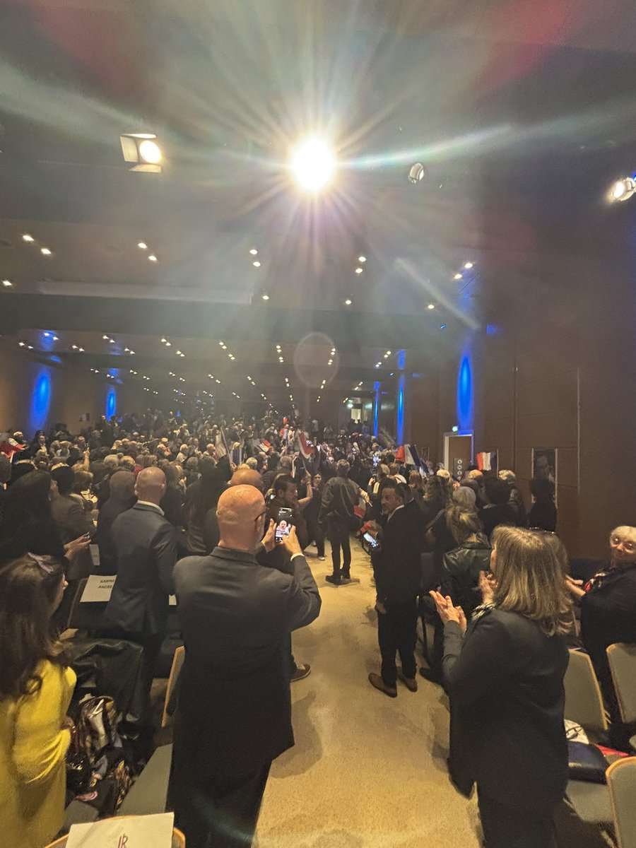 Salle comble et assistance comblée à l’arrivée de <a href="/BrunoRetailleau/">Bruno Retailleau</a> accueillie par notre présidente <a href="/lacaradec/">Laure-Agnès Caradec</a> .
On retrouve les grandes heures de <a href="/LRdu13/">Les Républicains Bouches-du-Rhône</a> <a href="/lesRepublicains/">les Républicains</a>