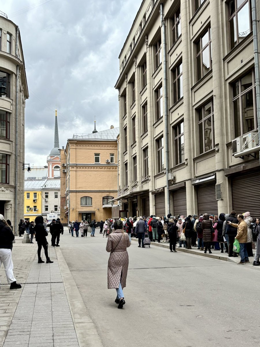 MarinaD273's tweet image. Пять часов в очереди, чтобы оставить обращение против принятия закона об эвтаназии бездомных животных. Но дело это чрезвычайно важное, и я очень рада, что не дрогнула, а отстояла огромную очередь в этой холодине. #противзаконаобэвтаназии #бездомныеживотные