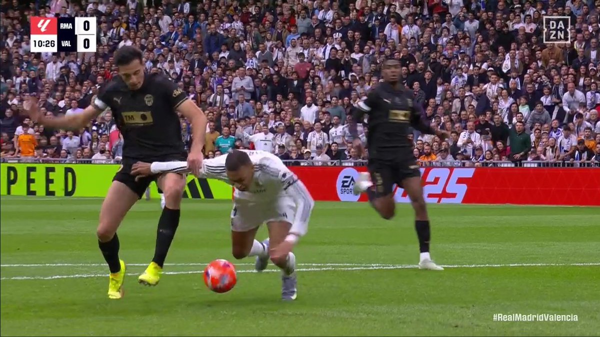 🖥️💥 Cruce de cables de Cuadra Fernández en el Real Madrid - Valencia.

👉🏻  Mbappé tropieza con la pierna de Tárrega sin que el defensor haga un movimiento para trabar al delantero.

❌ NO ES PENALTI.

▪️ Pese a que el VAR quiso echarle una mano, Cuadra Fernández se mantuvo.