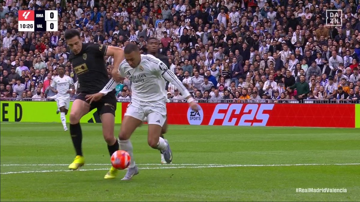 ArchivoVAR's tweet photo. 🖥️💥 Cruce de cables de Cuadra Fernández en el Real Madrid - Valencia.

👉🏻  Mbappé tropieza con la pierna de Tárrega sin que el defensor haga un movimiento para trabar al delantero.

❌ NO ES PENALTI.

▪️ Pese a que el VAR quiso echarle una mano, Cuadra Fernández se mantuvo. https://t.co/KnUcJ4u8Rq