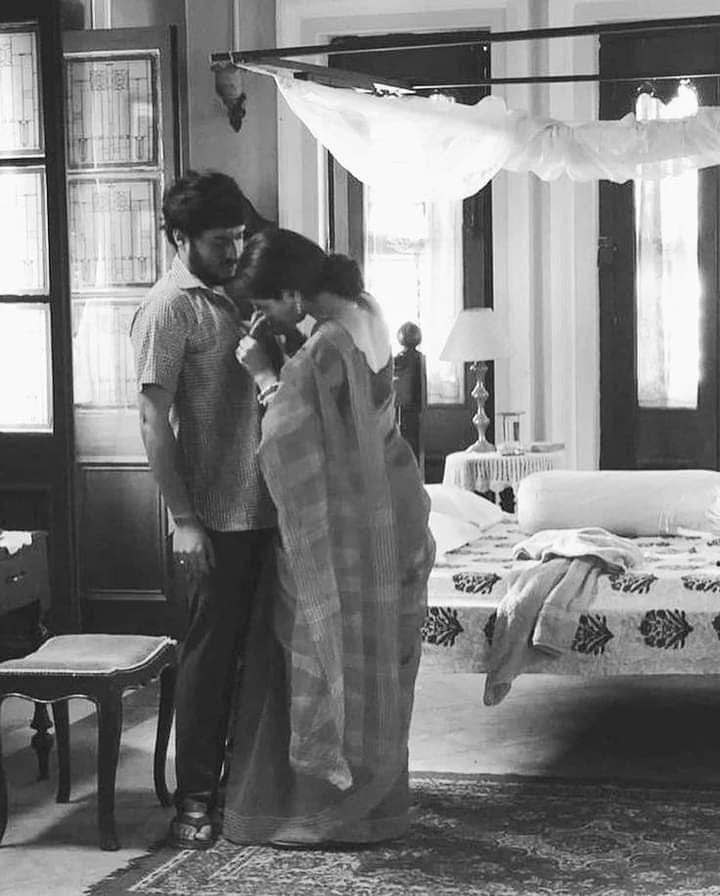 यूं तो सारा दिन गुज़र जाता है कामों में व्यस्त रहते...?
तुम्हारे क़रीब आकर बटन लगाना,सुकून भरी मजबूरी हो जाती है...!!🫂🥀🥀🥀