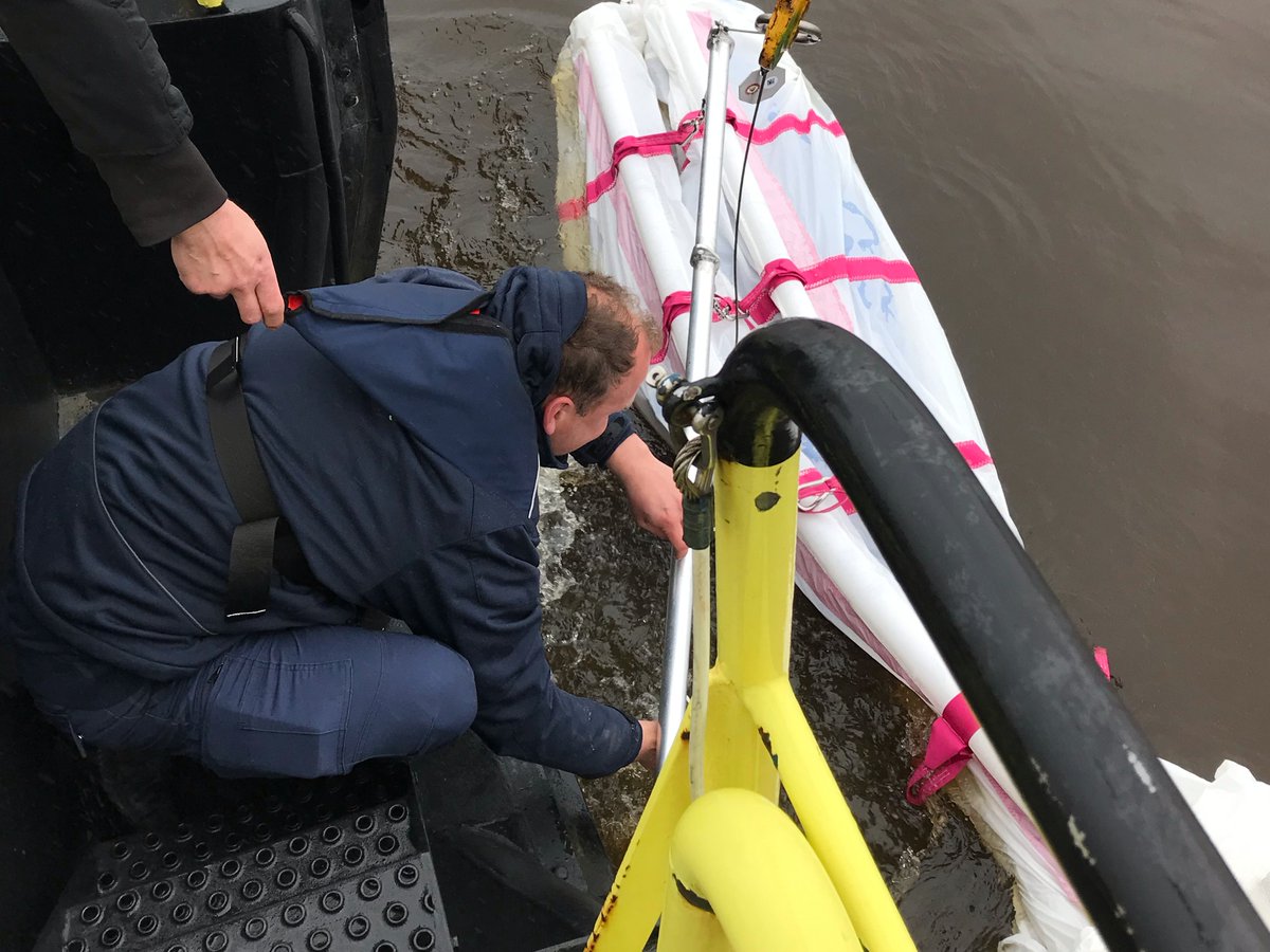 Oefenen/Trainen. MOB = Man overboord. Zo snel en veilig mogelijk iemand te water geraakt weer binnenboord halen. En ook oefenen met de “Octopus”. Respectvol bergen van een Stoffelijk overschot. Ook dit is ons werk.