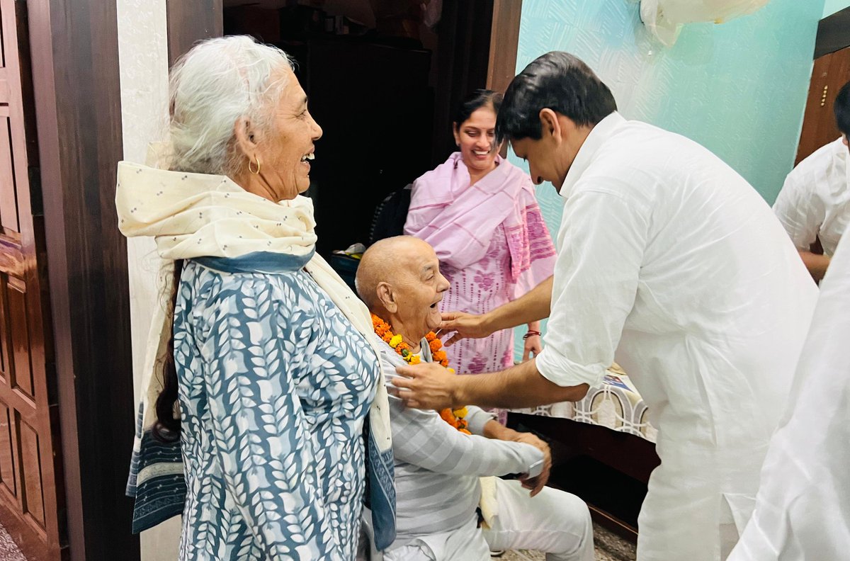 DeependerSHooda's tweet photo. आज सोनीपत लोकसभा क्षेत्र के कार्यकर्ता साथियों के सुख-दुःख में।

साथ सांसद सतपाल ब्रह्मचारी जी, विधायक @indurajnarwal जी, पूर्व विधायक जगबीर मलिक जी, पूर्व विधायक @PanwarSurender1 जी आदि। https://t.co/tVmvLG72o2