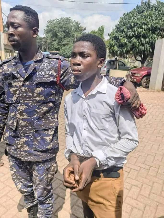 OfficialBigkay's tweet image. Sh00ting Incident at Adventist SHS - Bantama
Bernard Amoabeng, a second year student of Adventist SHS, Kumasi arrested by the Suame police command for allegedly sh00ting 2 students with a Gun he brought from home.