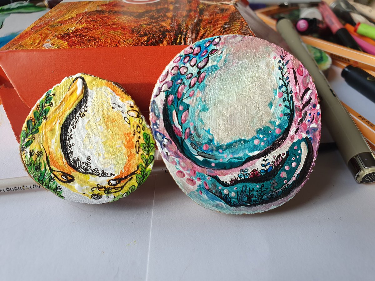 Newest experiments, painting on wood.

Feels different, a bit weird, still trying to figure it out, definitely not the same feeling than on squared paper, but let's see where it goes 🥰