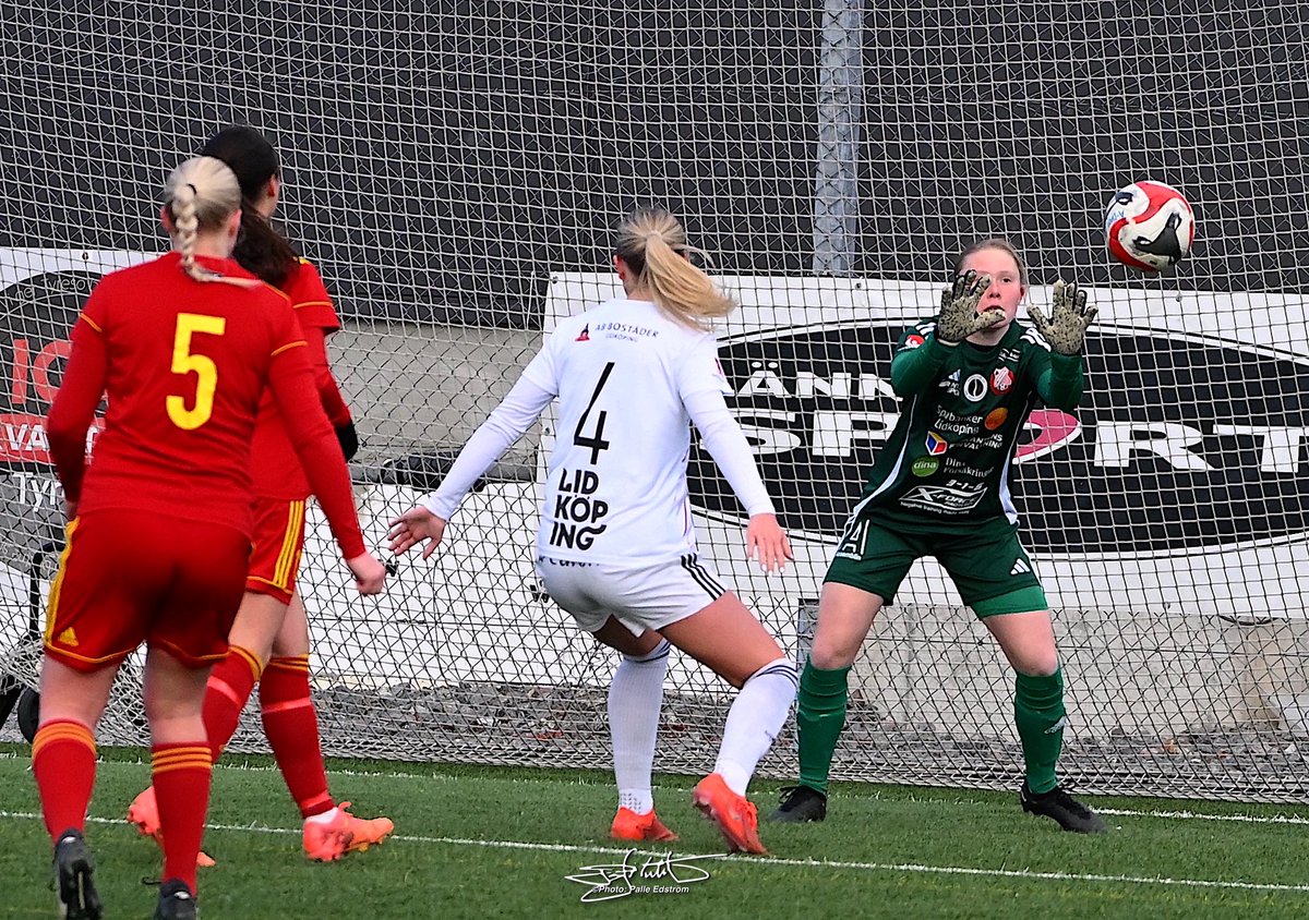 Nu rullar vi hemåt från Tyresö. Tyvärr med en förlust i bagaget - men ändå med en bra känsla, då vi kämpar och gör det tillsammans i matchen. 

Resultat: 2-0

Nu är vi igång💪🏼

🖤❤️

📸: @photopalle