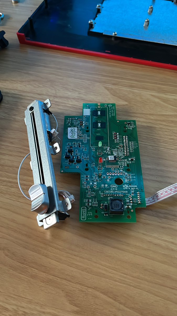 Mi próximo proyecto no ha empezado mal. 
¿Qué es? Voy a transformar un Nektar Panorama P6 en un controlador sin teclado ni pads. De momento ya tengo adaptada la placa central. Quedan dos más y el fader motorizado.