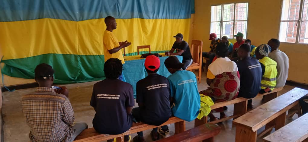 Urubyiruko rwo mu murenge wa Kinihira rwakoze  umuganda wo gusukura ikimenyetso cy'amateka ya Genocide yakorewe abatutsi muri Mata 1994 giherereye mukagari ka Rukina murwego rwo kwitegura kwibuka kunshuro ya 31.