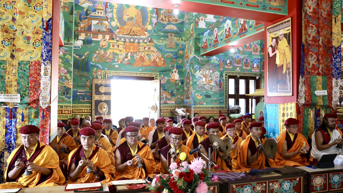 Drukpa's tweet photo. The Drukpa Sangha, led by Kyabje Drukpa Thuksey Rinpoche, performed a Namgyal Tong-choe puja at Zigar Orgyen Choekhorling Monastery, Tso Pema (Rewalsar) today.
#Drukpa #DrukpaThuksey #TsoPema #Rewalsar #DrukpaNuns #DrukpaMonks #prayers #Puja #ZigarOrgyenChoekhorlingMonastery https://t.co/zWj1QhYp94