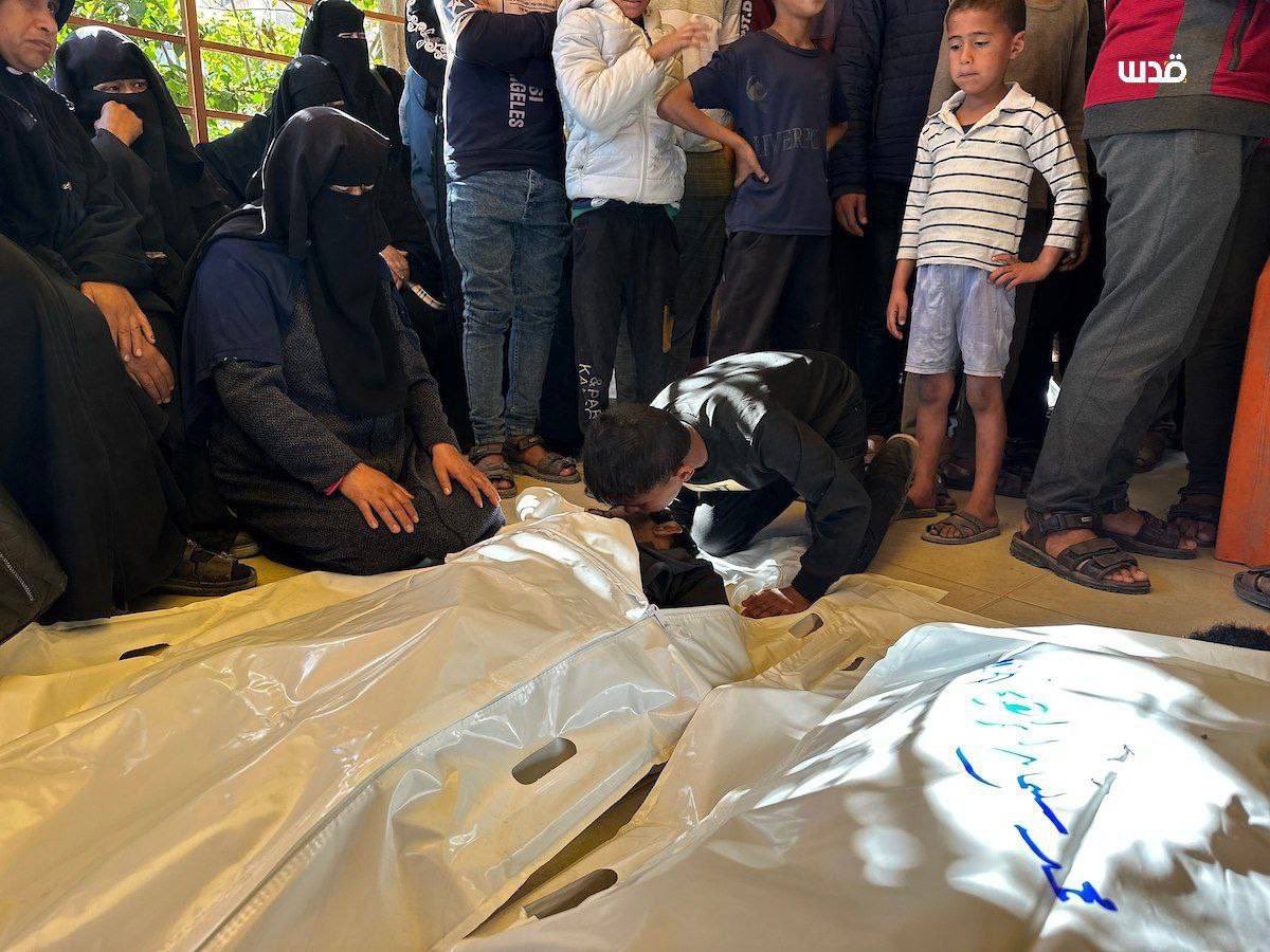 Warga Palestina berduka atas orang-orang yang mereka cintai, yang dibunuh dengan serangan drone "Israel" yang menargetkan dapur amal di kota Khan Yunis, Jalur Gaza selatan, Sabtu (5-4-2025) pagi.

<a href="/QudsNen/">Quds News Network</a>
<a href="/sahabatalaqsha/">Documenting #GazaGenocide</a>