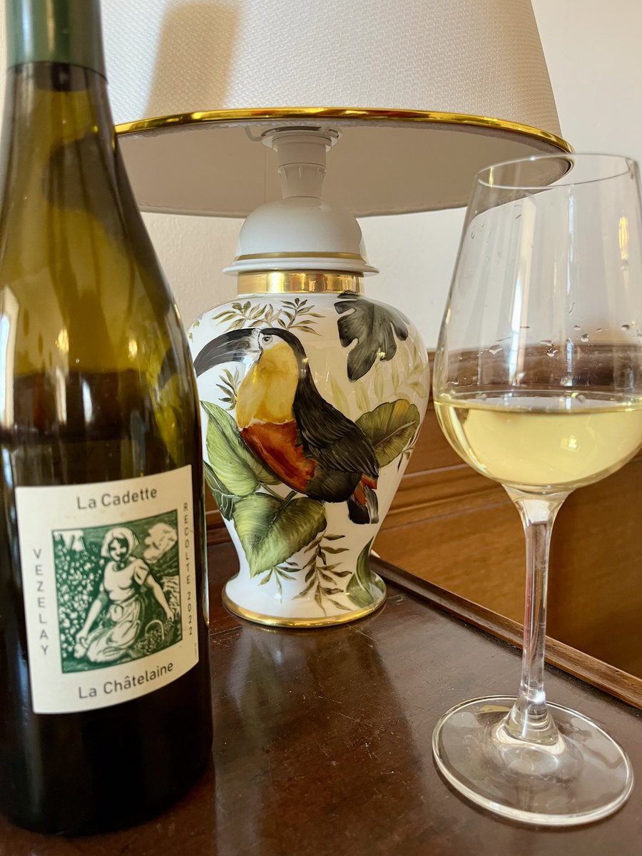 Connaissez-vous les vins de Vézelay blanc, chardonnay de tradition tout en fine légèreté. 
Jadis à « L’Espérance » , sur place, l’établissement légendaire de Marc Meneau, on vous offrait une bouteille du Chef en quittant l’hôtel-restaurant. Je conserve de ce vin de Meneau un