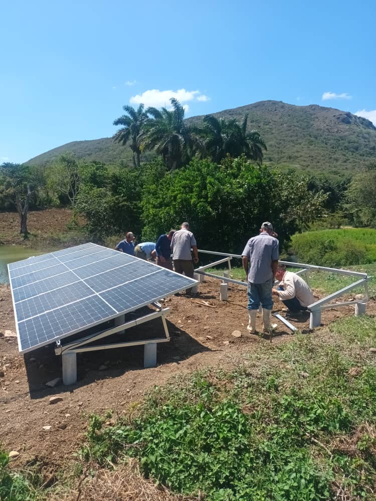 EAAVillaClara's tweet photo. El 4 de abril la #EAAVC instala el sistema solar 728 en 1ro de Enero del municipio de Placetas, beneficiándose 200 habitantes, comunidad que no tenía equipo de bombeo.
#JuntosPorVillaClara https://t.co/jGnl6AMFAO