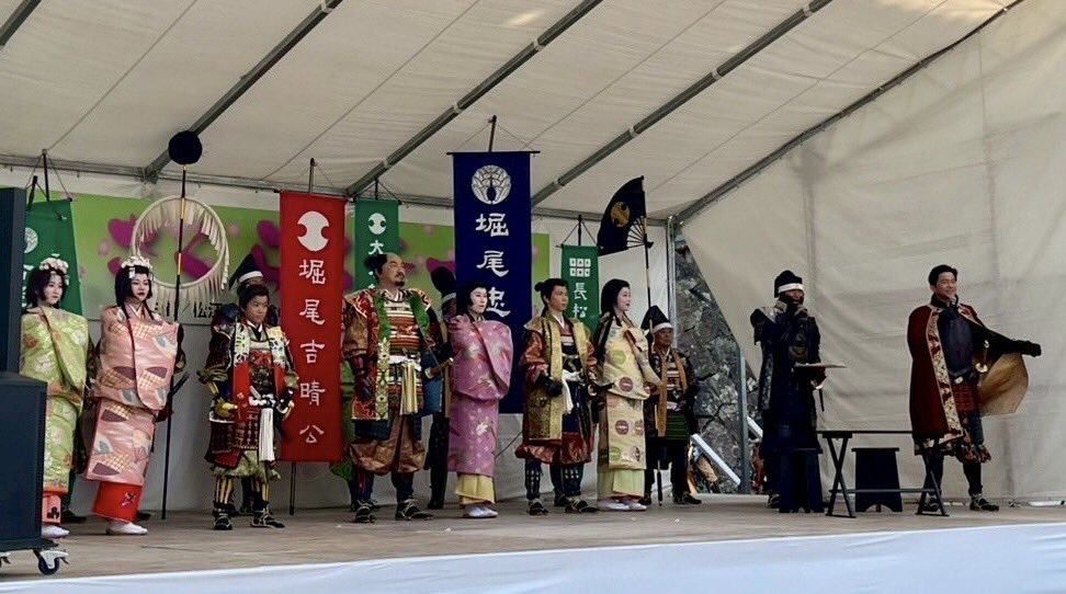 松江武者行列を開催し、松江大橋南詰から松江城まで、約190人で練り歩きました^_^

俳優・吉田栄作さんが豊臣秀吉役を務められ、ステージトークでも盛り上げてくださいました！

行列メンバー、着付けのご担当、沿道にお出掛けいただいたみなさん、ありがとうございました！

fnn.jp/articles/-/853…