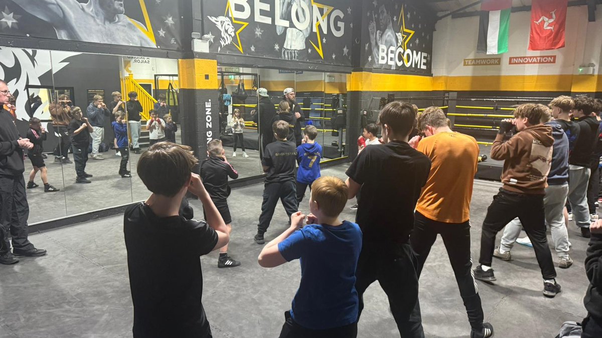Join us for an action-packed day of boxing where young people can train, develop their skills, and earn their Boxing Bronze Award Certificate! 

Thursday, 24th April, 10am to 3pm, open to children aged 6-13.

#Boxing #Easterholidays #Shropshire #Shifnal