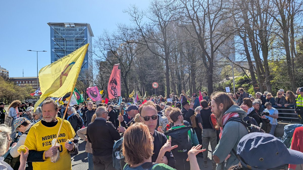 NLRebellion's tweet image. Wanneer de politiek faalt, is burgerlijke ongehoorzaamheid nodig. Daarom blokkeren wij vandaag de A12! De tijd van wachten is voorbij. Klimaatrechtvaardigheid. Nu! #StopFossieleSubsidies